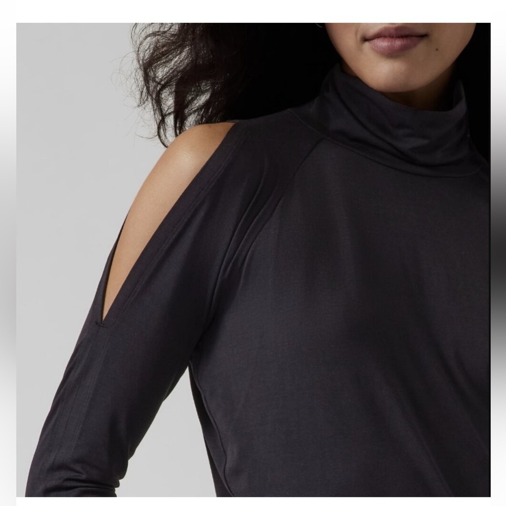 Athleta women’s cold shoulder turtleneck long sleeve black top size M preloved - Picture 2 of 11